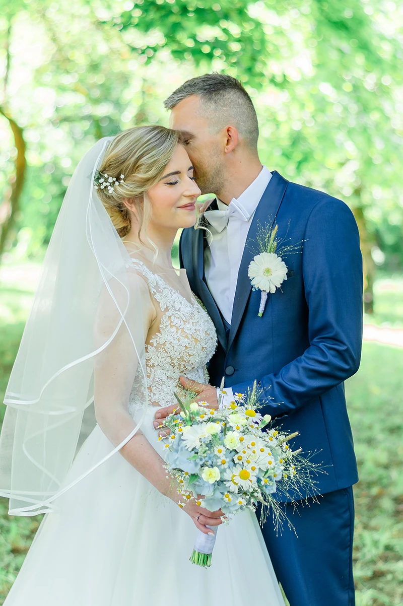 svadobný portrét nevesty a ženícha v záhrade Kaštieľa Péchy Hermanovce