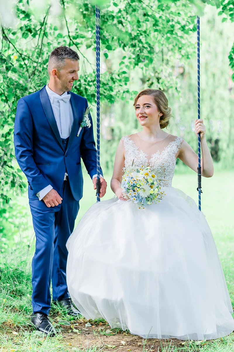 nevesta a ženích počas svadobného fotenia v záhrade Kaštieľa Péchy Hermanovce