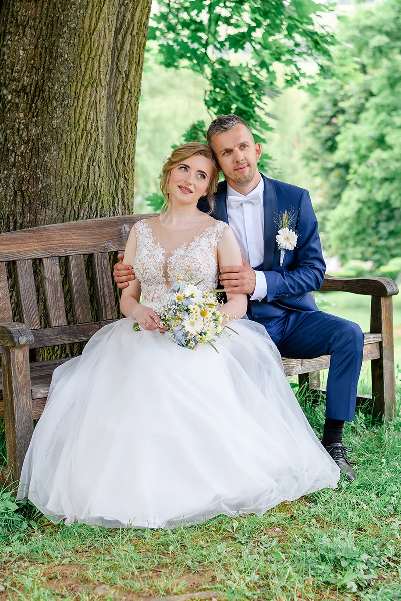 romantické svadobné portréty v záhrade Kaštieľa Péchy Hermanovce