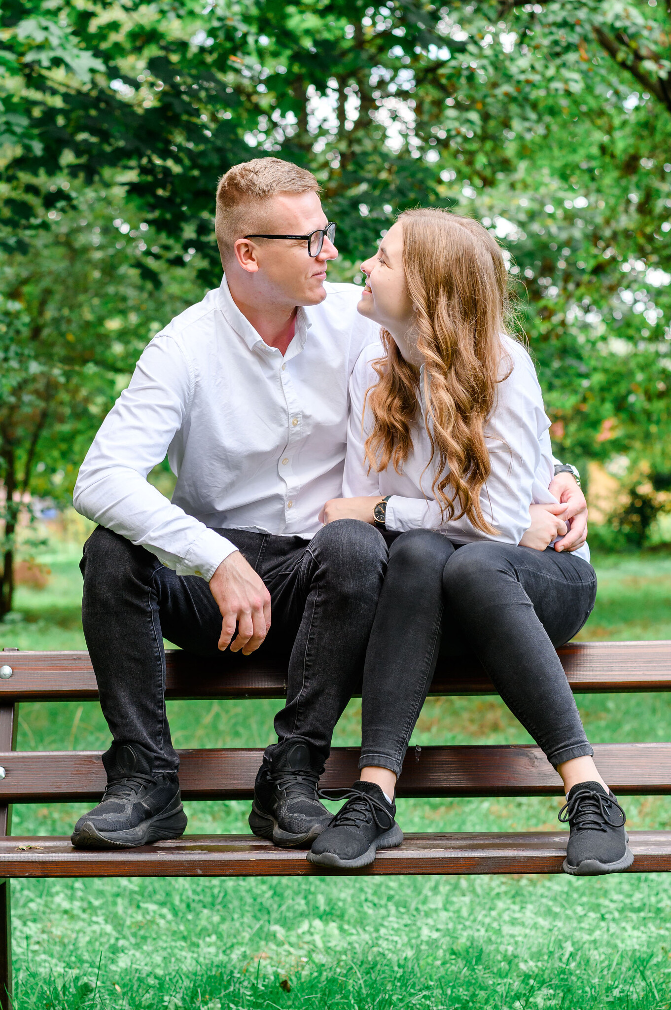 rande fotenie Prešov – pár sediaci na lavičke