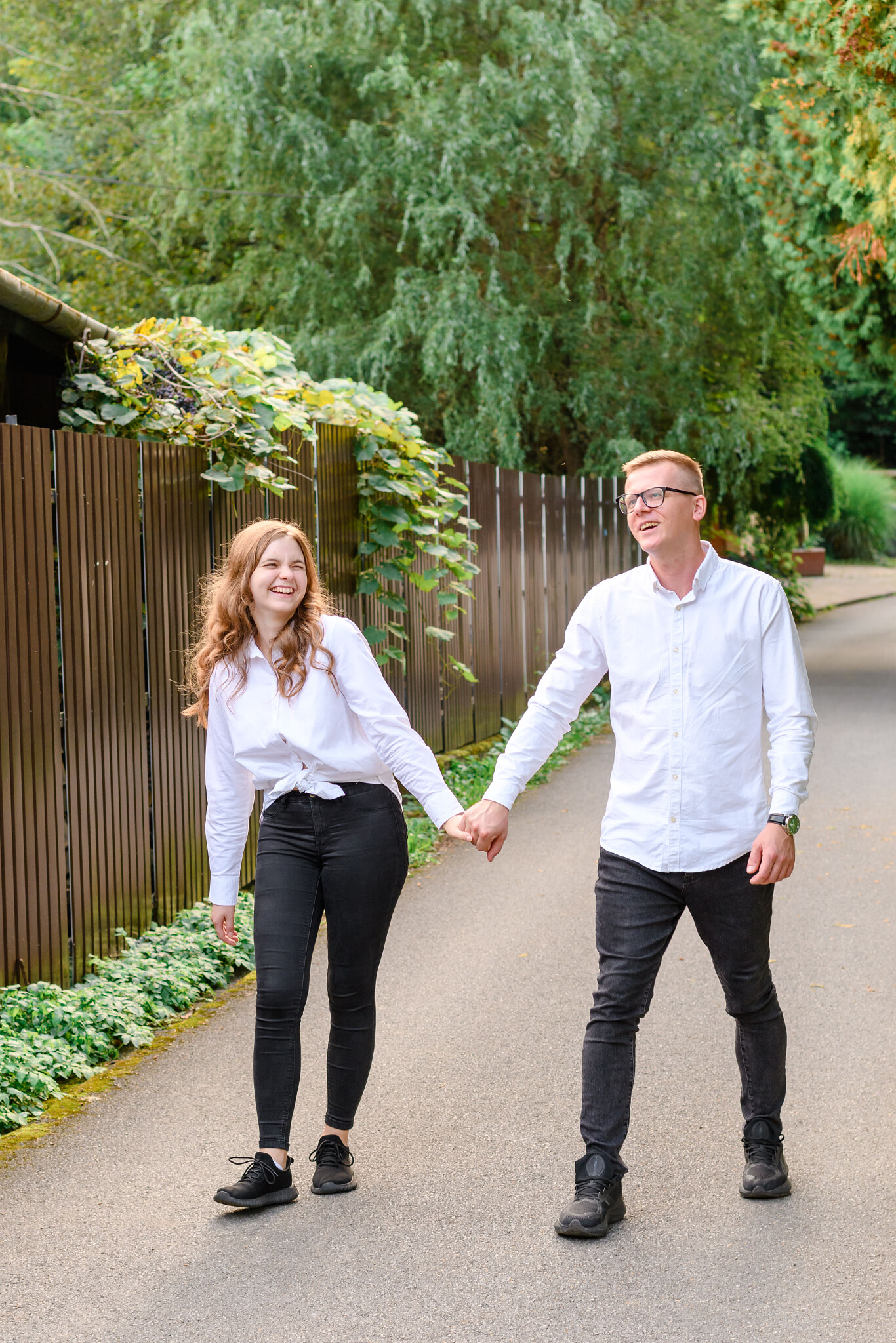 rande fotenie Prešov – pár pri prechádzke v prírode