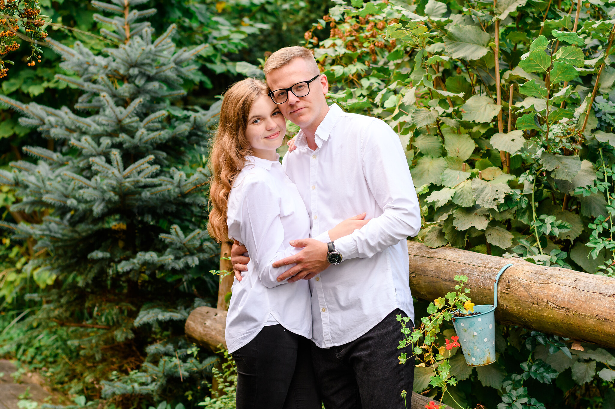 rande fotenie Prešov – pár v objatí v prírode