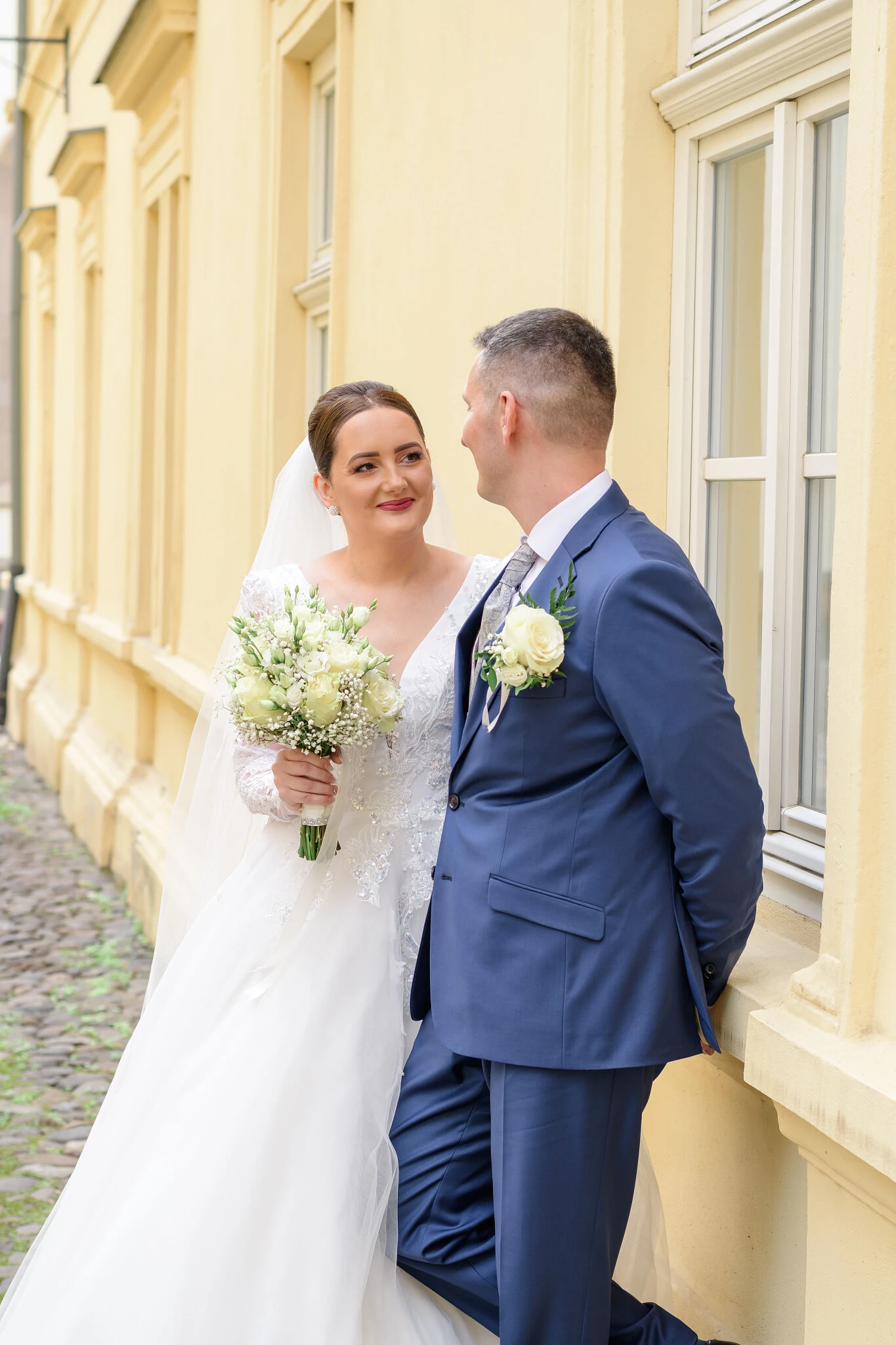 svadobné portréty centrum Prešov nevesta a ženích pri budove