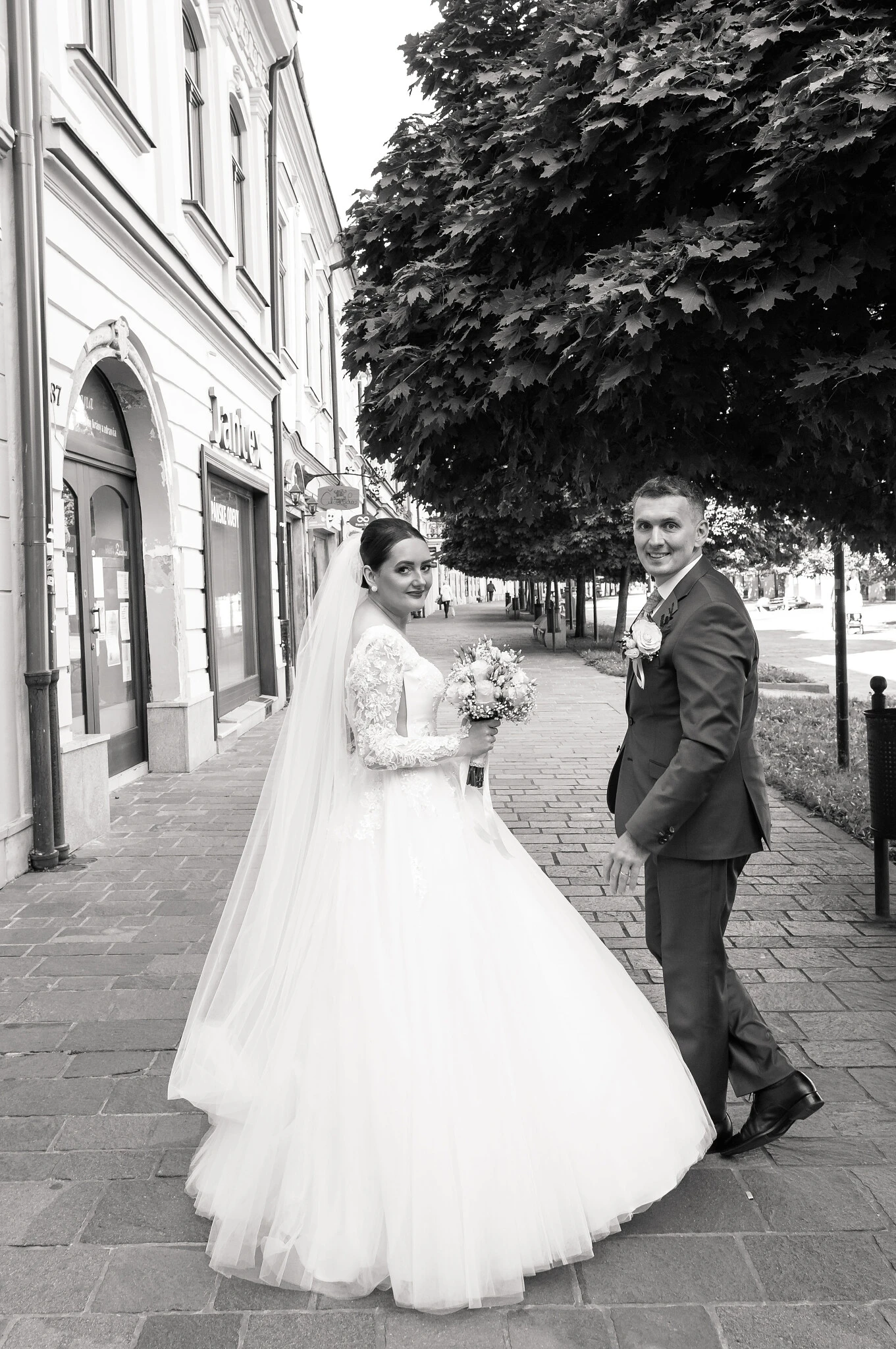 pár svadobné portréty Prešov mestské prostredie