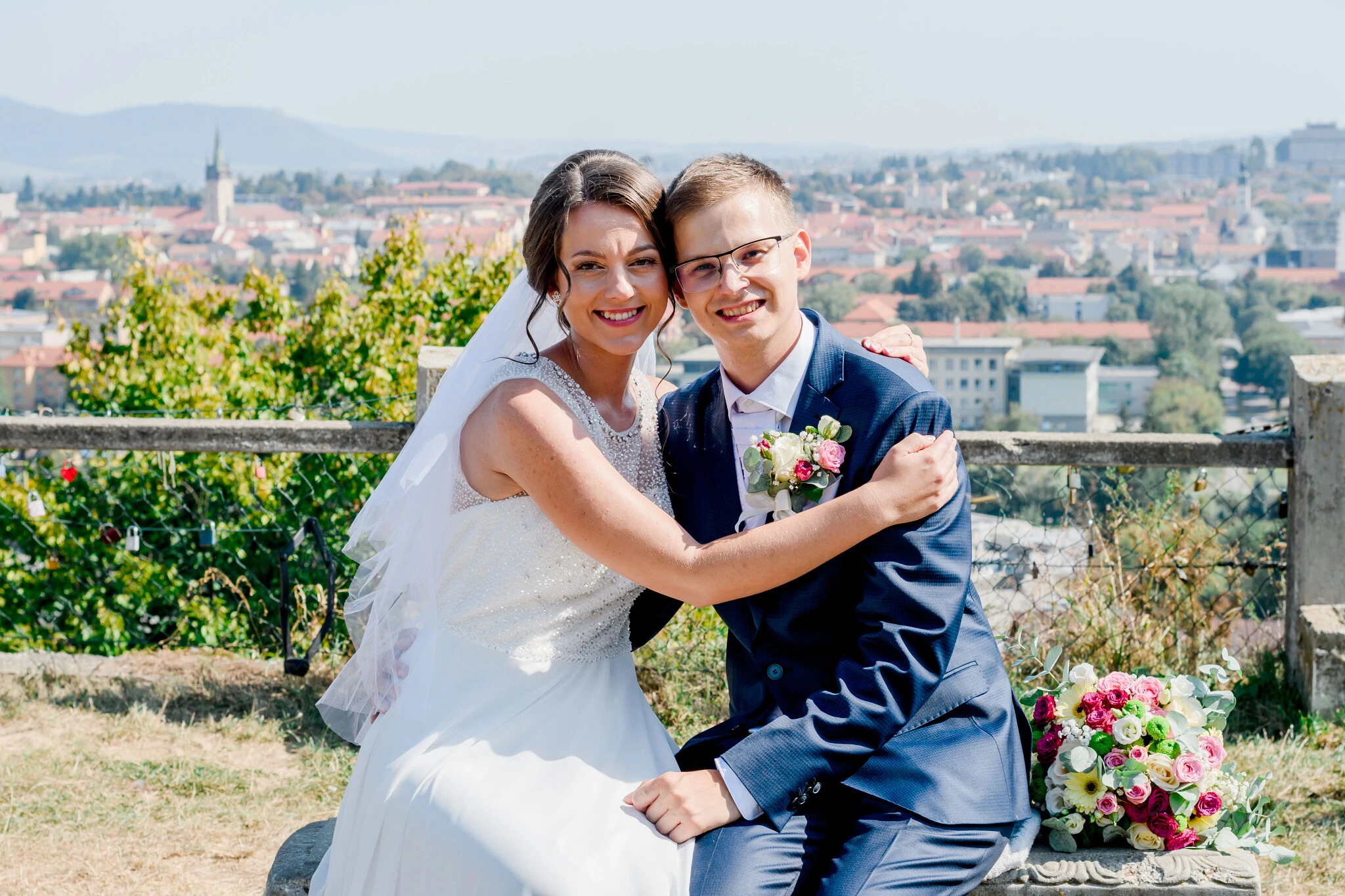 pár na lavičke výhľad na Prešov svadobné foto