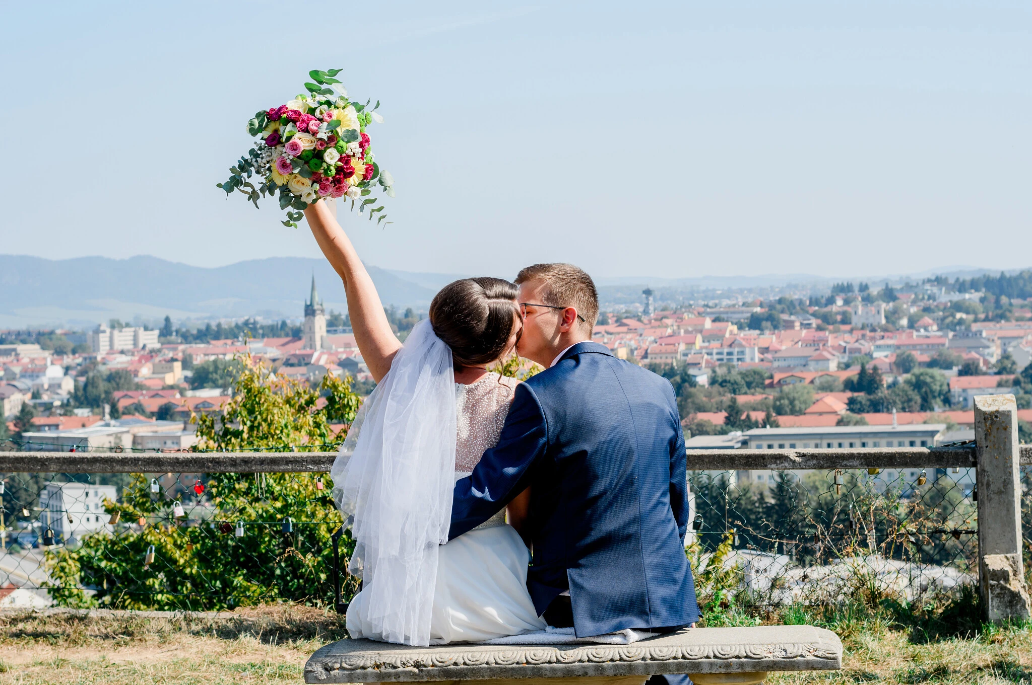 svadobné portréty Prešov Kalvária nevesta a ženích bozkujúci sa pri výhľade